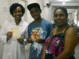 Enfermeira entrega para adolescente a nova Caderneta de Vacinao do Adolescente - Foto: AsCom PMT