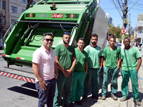 Equipe e o novo caminho compactador integrado  frota da coleta de lixo - Foto: AsCom PMT